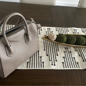 Givenchy Antigona Small grained leather, pearl grey color (like new)